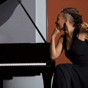 Jocelyn B. Smith am Klavier