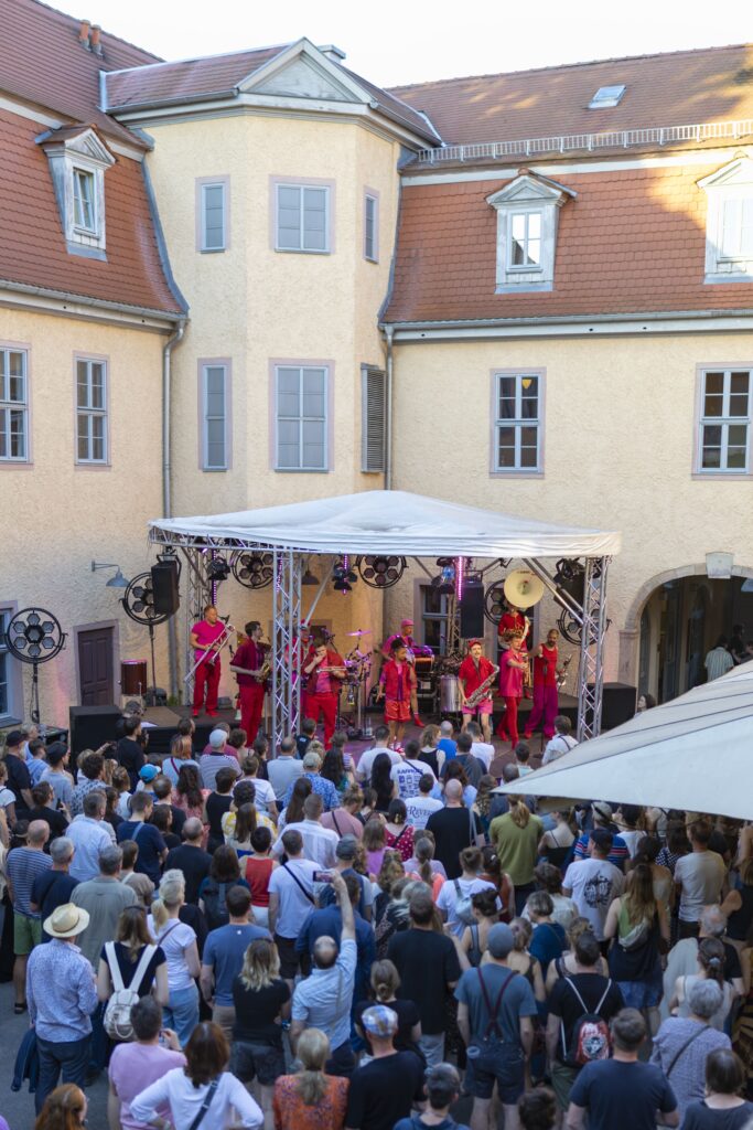 Moop Mama X Älice • Live
