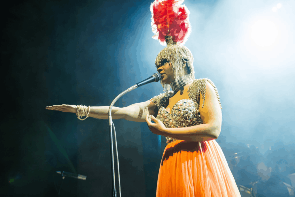 Moka Efti mit Candy Hammerschmidt mit extravagantem Outfit